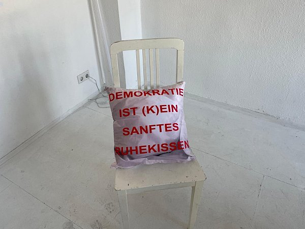 "Demokratie ist (k)ein sanftes Ruhekissen". - © Jule Prietzel