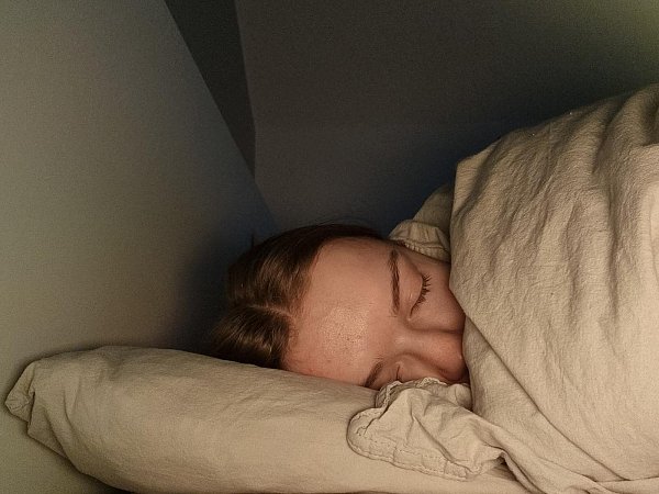 Die meiste Zeit verbringt die 22-Jährige in einem abgedunkelten Raum im Bett. - © GoFundMe