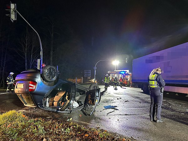 Der Fahrer des Autos wurde schwer verletzt. Trotzdem konnte er sich aus dem Unfallwagen befreien. - © Feuerwehr Steinhagen