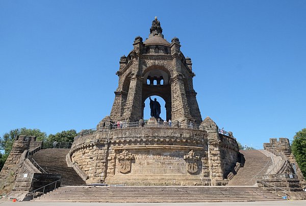 Das Kaiser-Wilhelm-Denkmal in Porta Westfalica ist ein beliebtes Ausflugsziel für Familien. - © Thorsten Gödecker
