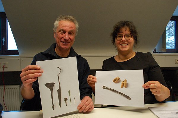 Stadtarchäologe Andreas König und Baudezernentin Koch freuen sich, dass Funde aus Höxter bei der internationalen Ausstellung zu sehen sind. - © Mathias Brüggemann
