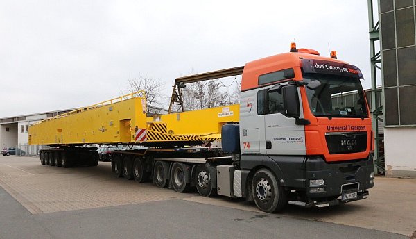 Langes Gefährt: So ein Schwertransporter wird in der Nacht in Teilen OWLs unterwegs sein. - © Foto: Universal Transport