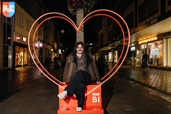 Auch einzeln darf man natürlich mit den Herzen für ein Foto posieren. - © Benjamin Janzen / Bielefeld Marketing