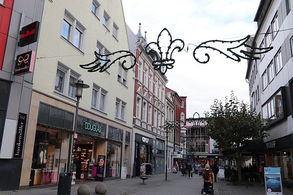 Früh dran: Die Weihnachtsbeleuchtung hängt seit dem ersten November in der Innenstadt. - © Alexandra Golfinger