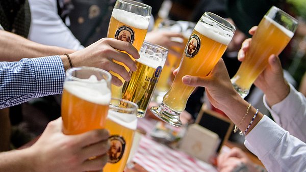 Zum bayerischen Abend gibt's auch das passende Getränk. - © dpa