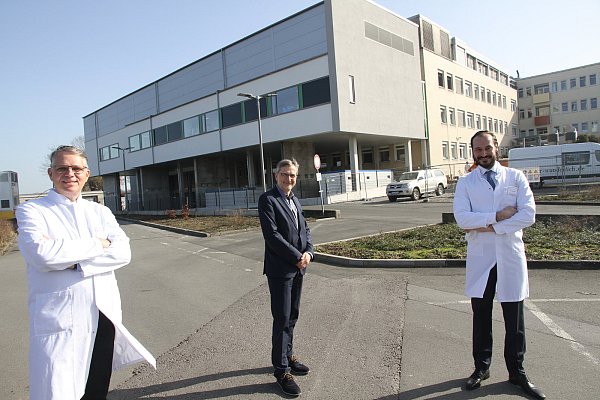Lutz Mahlke (v. l.), Geschäftsführer Jürgen Thau und Marco Ezechieli vor dem neu errichteten OP-Zentrum des St. Josefs-Krankenhaus Salzkotten. - © Johannes Büttner