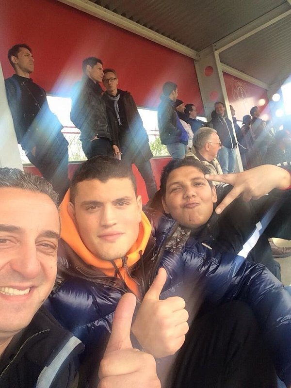 Ein Selfie fürs Familienalbum: Wandis Kermos’ Freund Panagiotis Tsingos knipst sich, den ehemaligen Bundesliga-Star Kyriakos „Papa“ Papadopoulos und Wandis Kermos (v. l.) im Jugendstadion von Bayer Leverkusen. - © privat