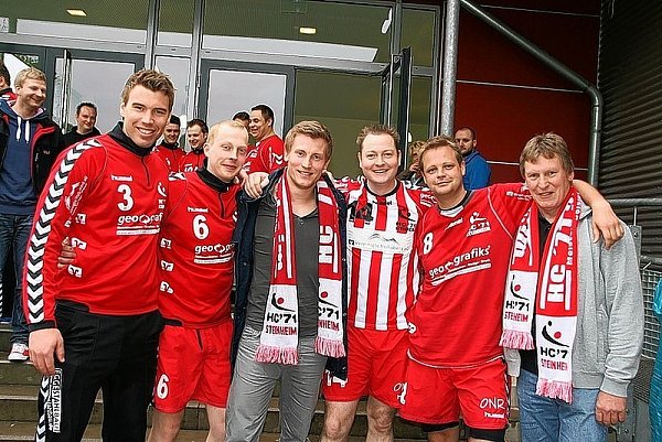 Hin und wieder kommt André Kropp (3. v. l.) zu Besuch in die Heimat. Da ließ er es sich dann auch nicht entgehen, mit Dirk Schröder, Tobias Tewes, Stefan Kröger, Ralf Stock und seinem Vater Dieter Kropp den Aufstieg des HC Steinheim in die Bezirksliga zu feiern. - © FOTO: JULIA RADTKE