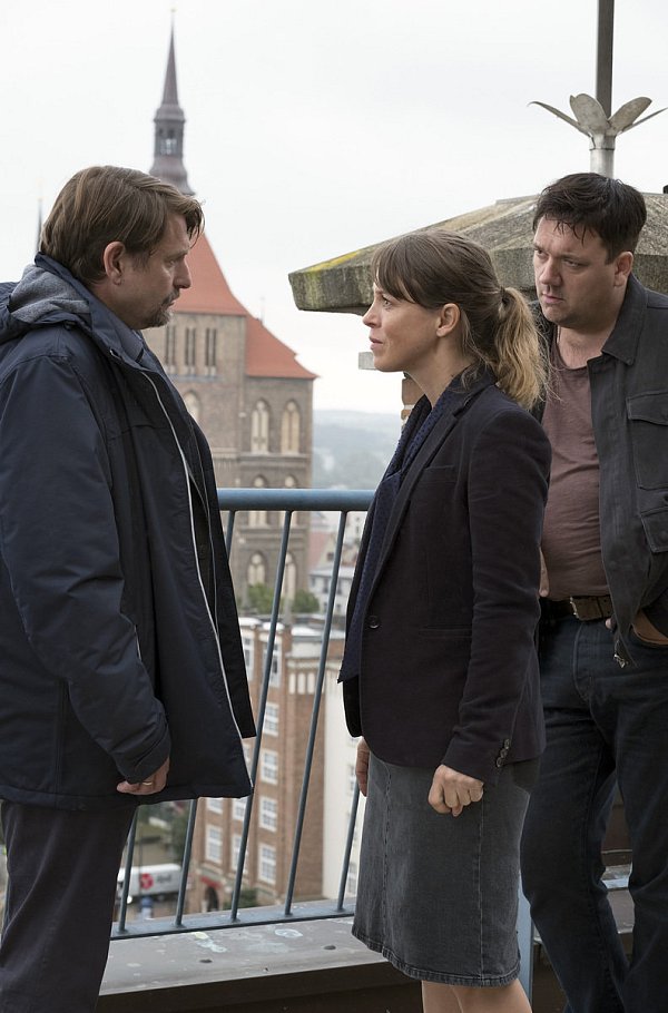 Ermitteln: Anneke Kim Sarnau (Mitte) und Charly Hübner (rechts) in einer Szene mit Peter Trabner (links). Foto: DPA - © Verfügbar für Kunden mit Rechnungsadresse in Deutschland.