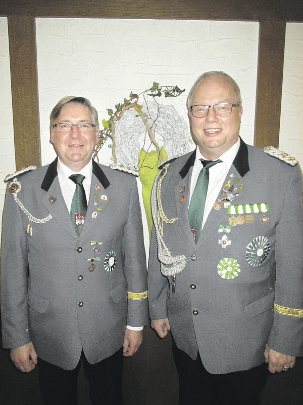 An der Spitze des Vereins: Der neue Oberst Karl-Heinz Neu (l.) und sein Adjutant Alexander Tölle. - © Bürgerschützen Brakel