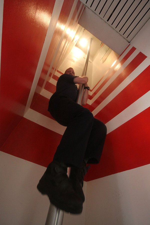 Mit viel Schwung: Torsten Hinze rutscht in die Fahrzeughalle.