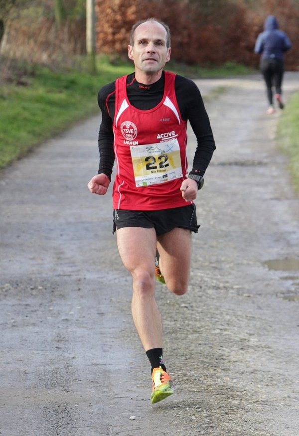 Fühlte sich gut und lief zum Sieg: Nils Pöhlker (M 40) wurde mit gut einer Minute Vorsprung vor Volkmar Rolfes (M 45) Erster. - © Claus-Werner Kreft