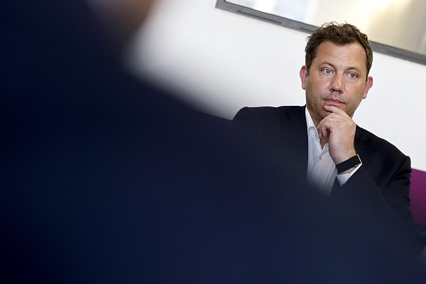 Bundesfinanzminister Lars Klingbeil (SPD) hat im Haushalt noch einige Löcher zu stopfen. - © picture alliance / Panama Pictures