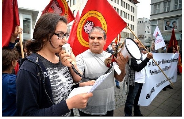 Zur dritten Demonstration anlässlich des Konflikts zwischen Israel und palästinensischen Terroristen trafen sich am gestrigen Freitag rund 50 Menschen. - © FOTO: ANDREAS FRÜCHT