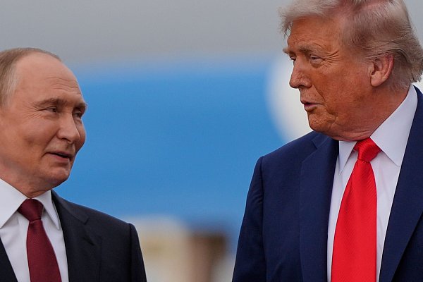 US-Präsident Donald Trump (r.) und der russische Präsident Wladimir Putin stehen auf der Joint Base Elmendorf-Richardson, Alaska, nebeneinander. - © Julia Demaree Nikhinson/AP/dpa