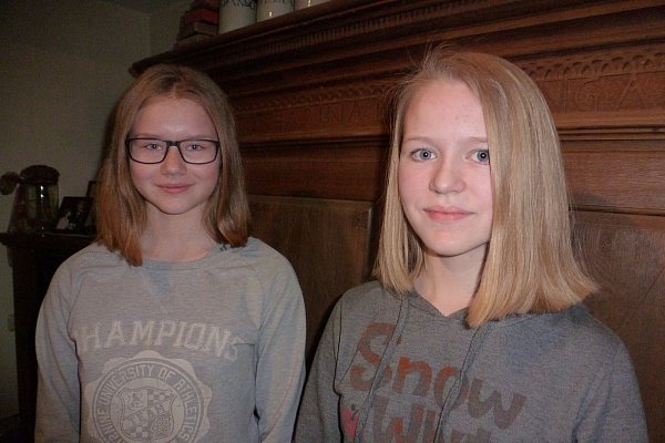 Die Zöpfe sind ab: Die Haare der Mädchen sind inzwischen aber wieder nachgewachsen. - © Wilhelm Ide