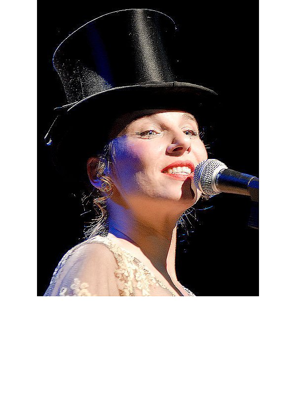 Die Schauspielerin und Musikerin Meret Becker ist mit ihren Bühnenprogrammen nur selten in der Region, hier 2006 in Löhne, zu sehen. Im November präsentiert sie begleitet von Buddy Sacher ihr Programm "Deins & Done". - © FOTO: BITTNER