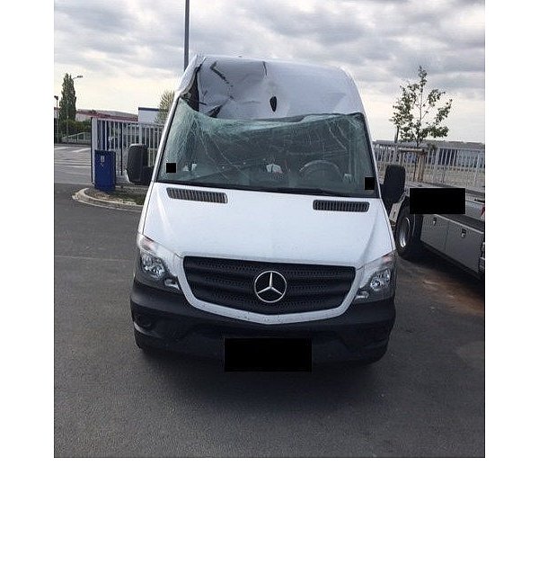 Nur durch Glück ist eine 25-jährige Frau Anfang Mai unverletzt geblieben, als eine Betonplatte auf der A 44 die Frontscheibe ihres Sprinters durchbrach. - © Polizei Dortmund