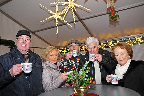 Georg Pohlmann (Mitte) hat neue, wiederverwertbare Deko-Sterne entworfen, das Tannengrün ist ab jetzt künstlich. Mit Horst Wiefel (v.l.), Christa Vogelsang, Horst und Ingrid Dumcke probiert er den Glühwein aus den neuen Steingut-Tassen, die die Plastikbecher abgelöst haben. - © STEFANIE BOSS