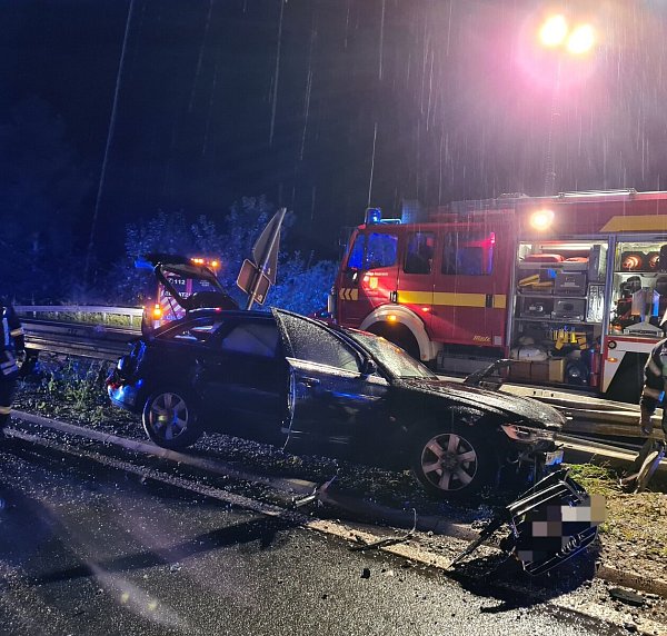 Der Rettungsdienst bringt die Autofahrerin zur Kontrolle in ein Krankenhaus. - © Feuerwehr Borchen