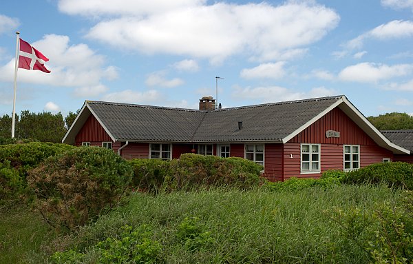 Der Dannebrog, die dänische Flagge, ist an einem Ferienhaus in Henne Strand, einem Ferienort an der dänischen Westküste, gehisst. - © picture alliance / dpa