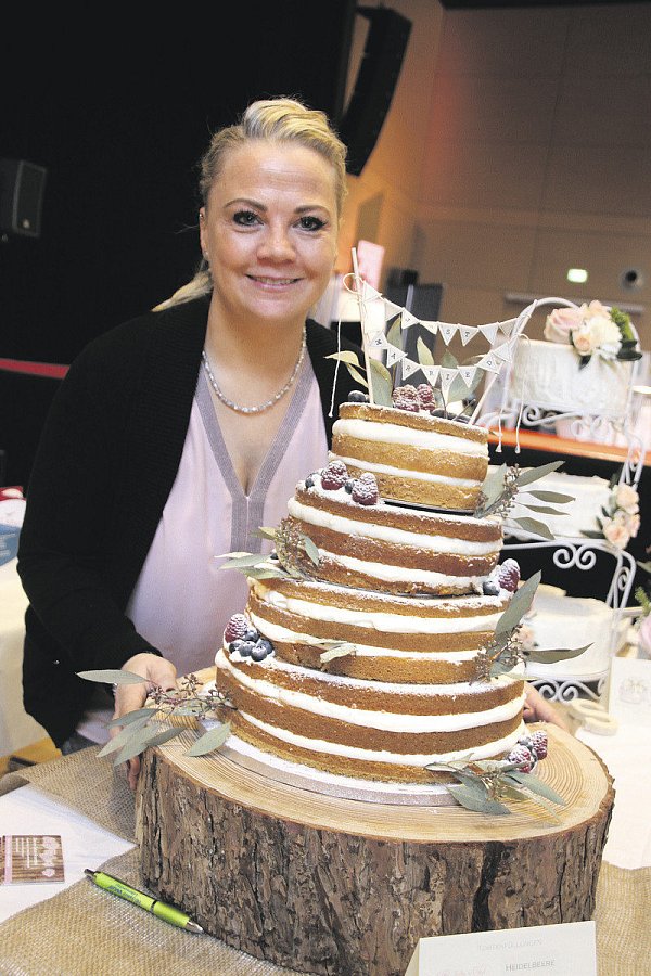 Ohne Zuckerpaste: Silke von Detten-Rosenstein zeigt einen „Naked-Cake“, der ohne Glasur durch das Wechselspiel zwischen Tortenböden und cremiger Füllung begeistert. Fotos: Madita Schellenberg - © Madita Schellenberg