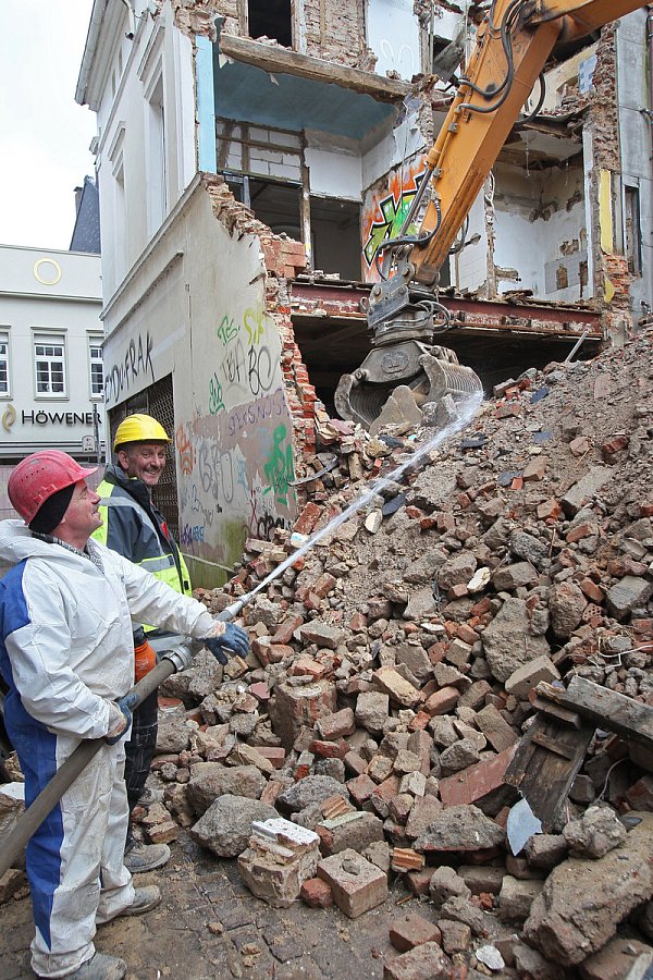 Stein für Stein: Die Bauhelfer Andreas Holz (hinten) und Andreas Kroll haben sich bis zum dritten und letzten Abrissabschnitt vorangearbeitet, um das Haus dem Erdboden gleich zu machen. - © Kiel-Steinkamp