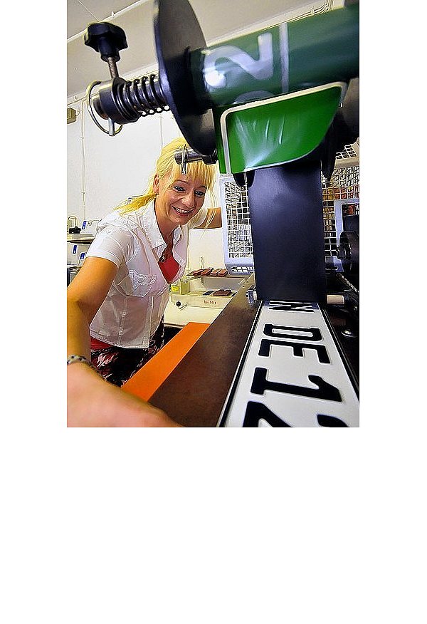 Nicole Körber bedient die Heißprägemaschine. - © FOTO: KARL-HENDRIK TITTEL