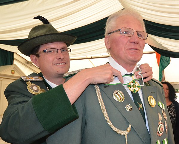 Ausgezeichnet: Der stellvertretende Bezirksbundesmeister Mario Kleinemeier verleiht Klaus Kollenberg das St.-Sebastianus-Ehrenkreuz. - © Birgit Vredenburg