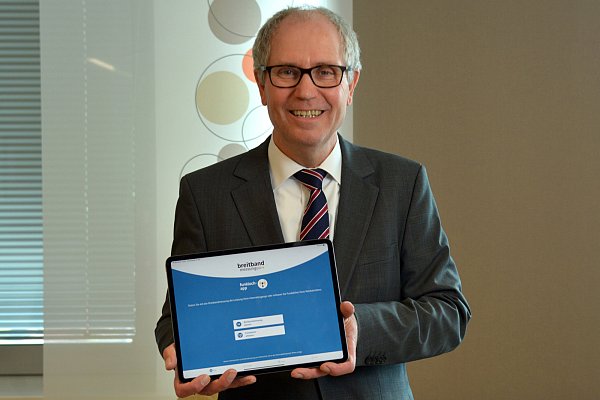 Landrat Manfred Müller bittet um Unterstützung bei der Suche nach Funklöchern. - © Kreis Paderborn