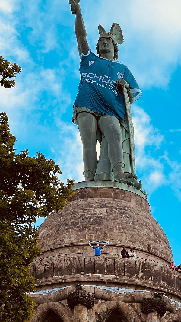 Vom oberen Rundgang stellten sich viele Fans zum Foto. - © Dirk-Ulrich Brüggemann