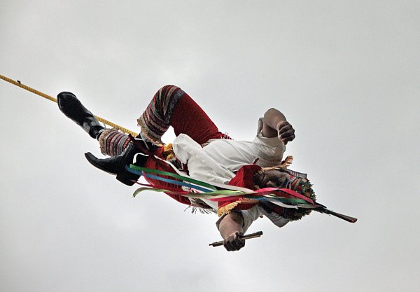 Voladores in Aktion: Der Tanz der fliegenden Männer ist ein 1.400 Jahre altes Ritual, das in vielen Gegenden Mexikos in seiner Bedeutung variiert. - © Ekkehart Eichler