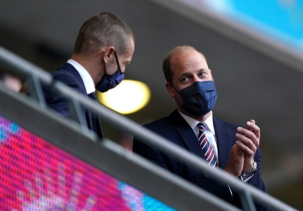 Prinz William (r), Herzog von Cambridge, steht beim Spiel gegen Tschechien auf der Tribüne. - © Mike Egerton/PA Wire/dpa