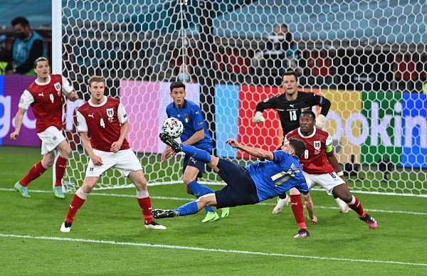 Domenico Berardi (M.) versuchte einen Seitfallzieher, aber traf den Ball nicht richtig. - © Justin Tallis/AFP Pool/AP/dpa