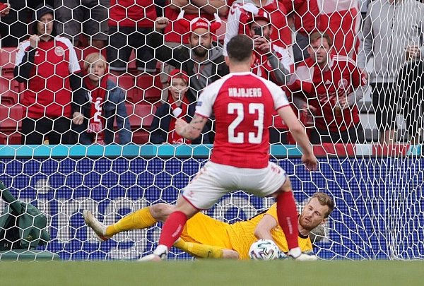 Pierre-Emile Hojbjerg scheiterte mit einem Elfmeter am finnischen Torhüter Lukas Hradecky. - © Friedemann Vogel/POOL EPA/AP/dpa