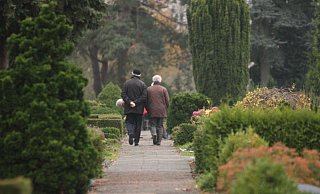Vermutlich wurde Feuer auf dem Friedhof Gohfeld gelegt. - (Symbolfoto) Nicole Sielermann