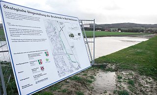 Die Bruchriede in Bad Holzhausen nach den Regenfällen. Das Gewässer wurde ökologisch umgestaltet. - Cornelia Müller