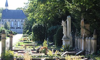 Viele Paderborner nutzen die ruhige und besinnliche Ausstrahlung des Friedhofes, um dort Spaziergänge zu machen. - Anastasia von Fugler