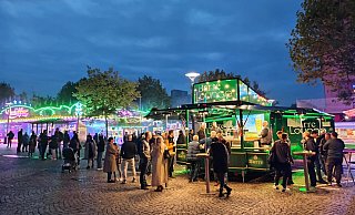Vor dem Bürgerhaus konnte noch gemütlich ein Abschlussgetränk eingenommen werden. - Kerstin Tirre