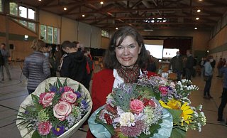 Lasst Blumen sprechen. Sträuße der SPD-Fraktion sowie von ihrer Mitbewerberin nimmt Sabine Amsbeck-Dopheide nach der Stichwahl entgegen. - Burkhard Hoeltzenbein