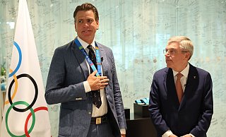 Ex-Schwimmer Gary Hall (l) bekam von IOC-Präsident Thomas Bach Ersatz für seine beim Feuer in Los Angeles verlorenen Olympia-Medaillen. - Denis Balibouse/KEYSTONE/REUTERS/POOL/DENIS BALI/dpa