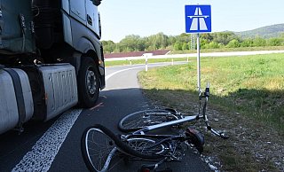An dieser Auffahrt zur A 33 erfasste der Lkw die Radfahrerin und schleifte sie etwa 30 Meter mit. - Andreas Eickhoff