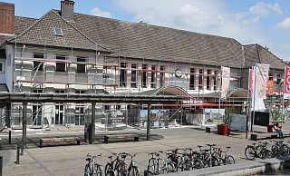 Eingerüstet: Das Empfangsgebäude des Nord-Bahnhofs Bad Oeynhausen bekommt einen neuen Anstrich. - Jörg Stuke