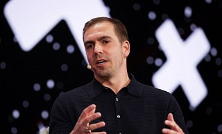 Philipp Lahm spricht auf einer Bühne auf der Digital- und Marketingmesse OMR. - Christian Charisius/dpa