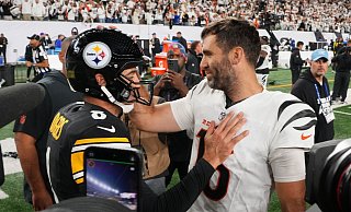 Aaron Rodgers (l.) musste Joe Flacco zum Sieg gratulieren. - Jeff Dean/AP/dpa