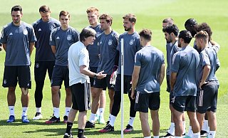 Bundestrainer Joachim Löw sprach im Abschlusstraining etwas länger zur Mannschaft. - Foto: Federico Gambarini/dpa