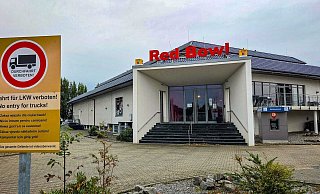 Dass Lkw auf dem Gelände des Bowlingcenters in Bünde eigentlich nichts zu suchen haben, soll den Fahrer des Sattelzugs wohl nicht gekümmert haben. - Kathrin Weege