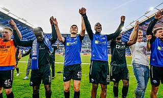 Die SCP-Akteure (v. l.) Marco Pledl, Sirlord Conteh, Martin Ens, Ilyas Ansah, David Kinsombi, Mattes Hansen und Aaron Zehnter jubeln vor der Südtribüne über den 1:0-Heimsieg gegen den HSV. - Besim Mazhiqi