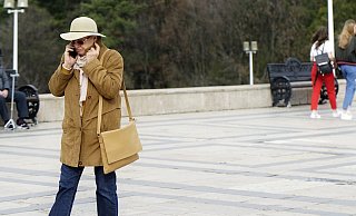 Die Seniorin wollte eigentlich nur hilfsbereit sein und musste dafür teuer bezahlen. - Pixabay (Symbolbild)