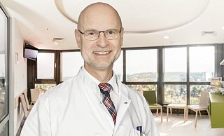 Werner Bader, Chefarzt der Gynäkologie im Klinikum Bielefeld, infizierte sich Ende März mit dem Coronavirus. Nach sechs Monaten arbeitet er wieder Vollzeit. - Martin Larius